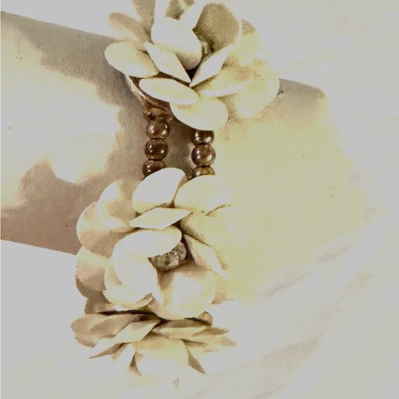 ✅⬇️50%Off🙃Bracelet RETRO 4 Flowers, Gold Metal/Stretch 6"-8" uniquely beautiful - Picture 9 of 9